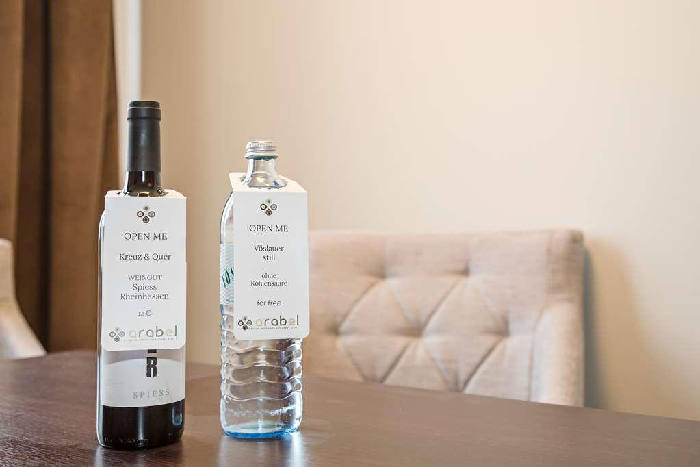 برلين شقق أرابيل البوتيكية الغرفة الصورة A bottle of wine and a bottle of water