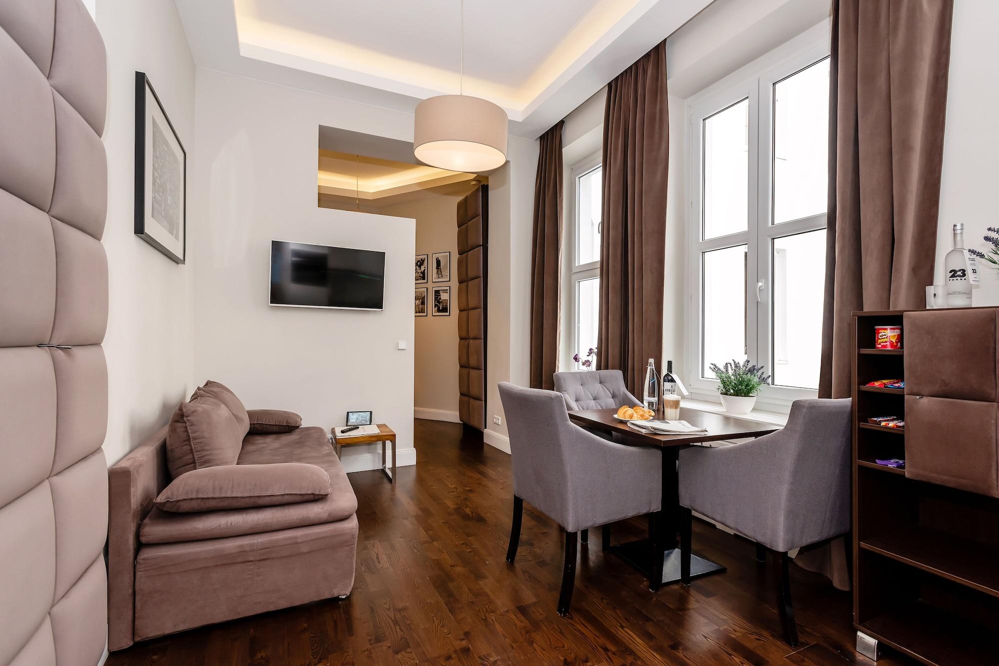 برلين شقق أرابيل البوتيكية المظهر الخارجي الصورة A living room with a sofa and a dining table