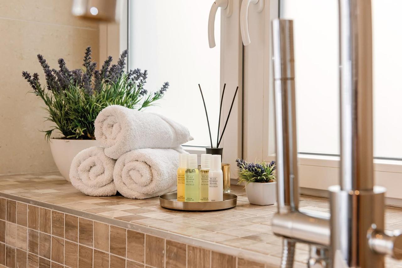 برلين شقق أرابيل البوتيكية المظهر الخارجي الصورة A reed diffuser in a bathroom